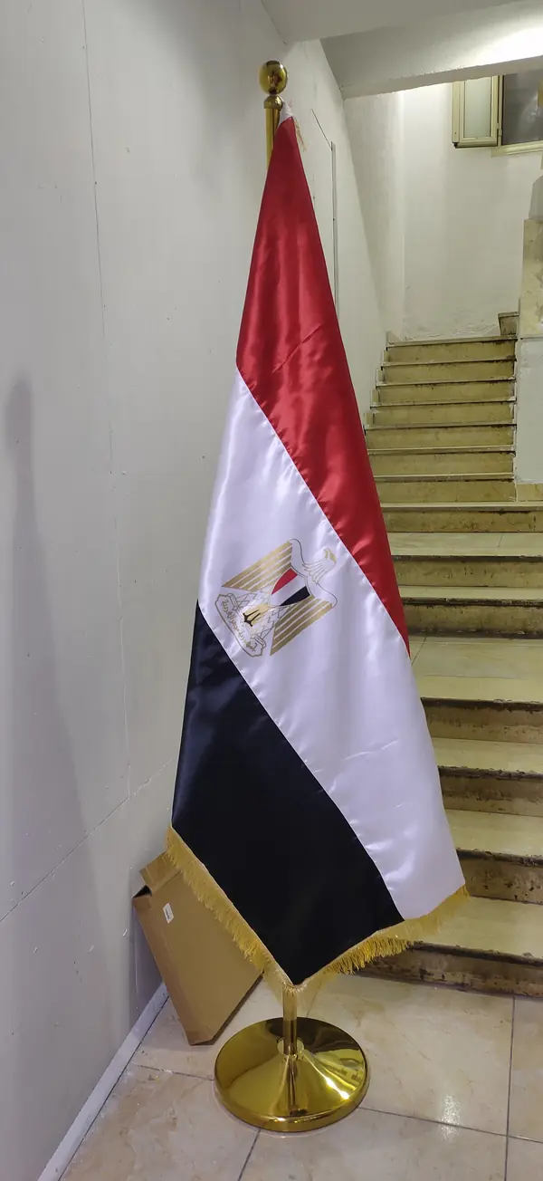 علم مصر ساتان على حامل ذهبي